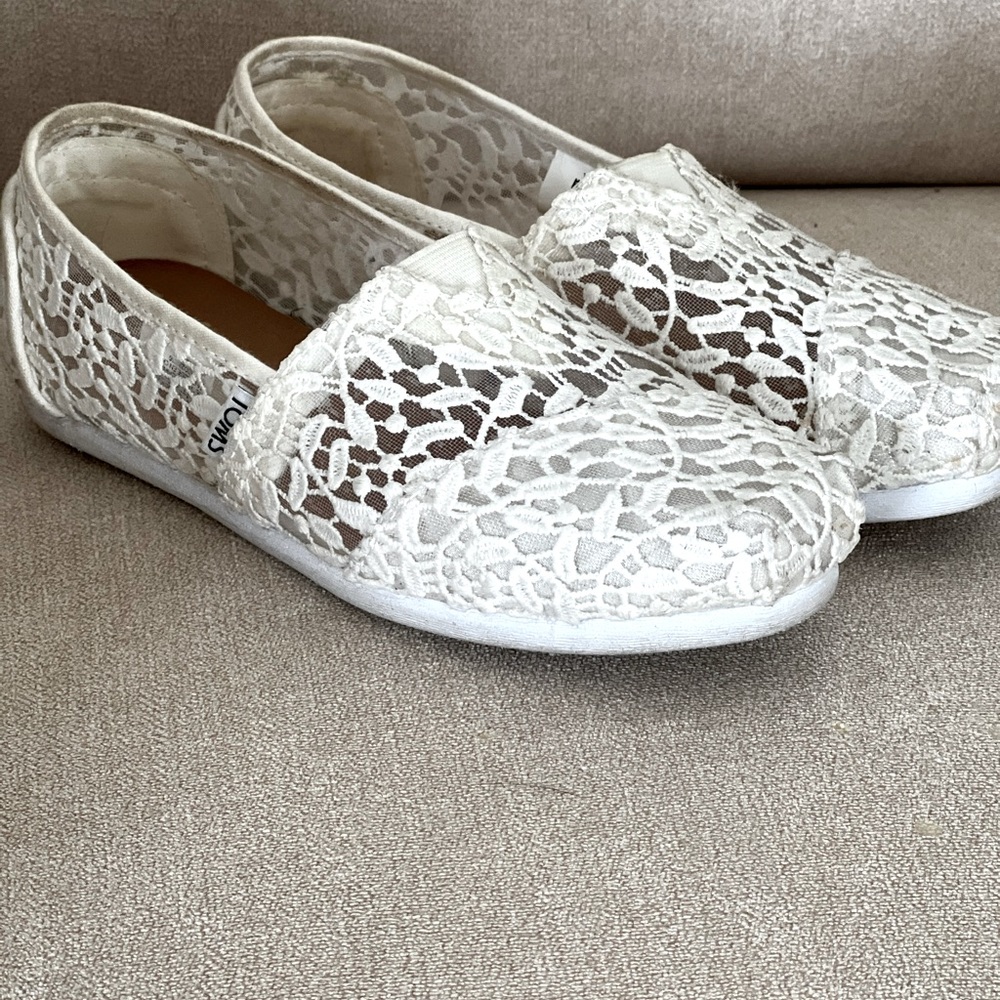 Tom’s Classic White Lace Leaves
